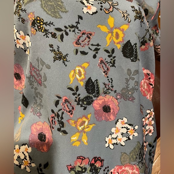Cold shoulder floral top size small - Picture 3 of 5